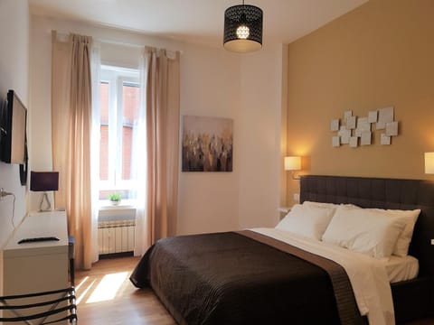 Bed, TV and multimedia, Photo of the whole room, Bedroom