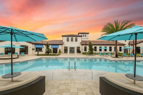 Townhome wPrivate Pool & FREE on-site Water Park House in Four Corners