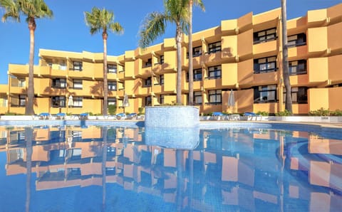 Property building, Day, Pool view, Swimming pool, sunbed