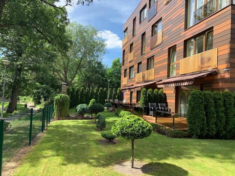 Property building, Day, Neighbourhood, Natural landscape, Garden, Garden view