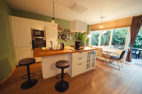 Property building, Kitchen or kitchenette, Living room