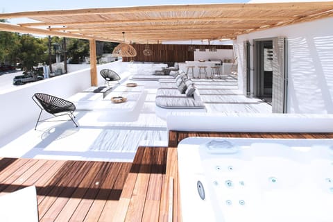 Patio, BBQ facilities, Hot Tub, Balcony/Terrace, Living room, Seating area