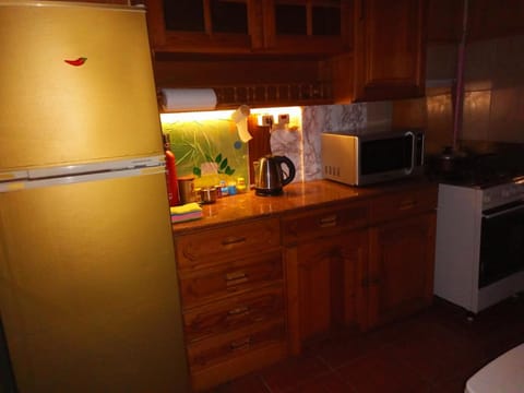 Kitchen or kitchenette, minibar