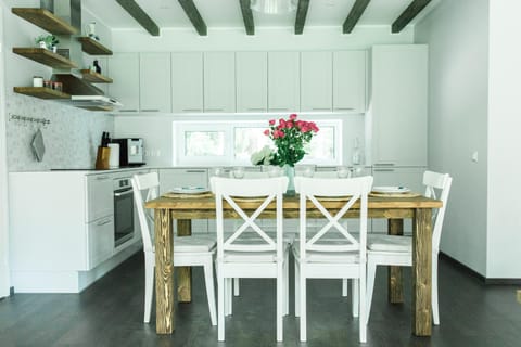 Kitchen or kitchenette, Dining area