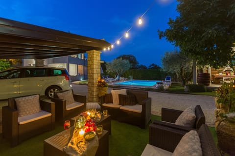 Seating area, Pool view, Parking