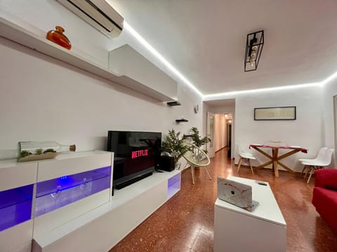 Communal lounge/ TV room, TV and multimedia, Living room, Dining area, air conditioner