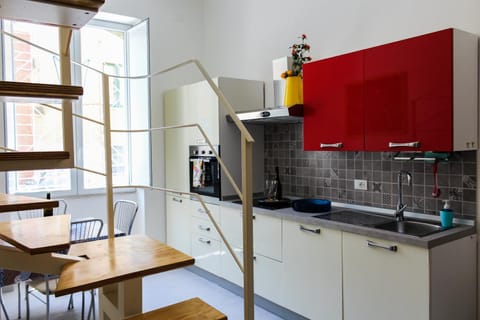 Kitchen or kitchenette, Dining area