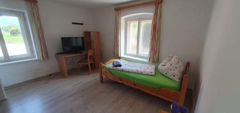 Bed, TV and multimedia, Photo of the whole room, Bedroom, towels