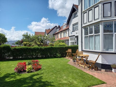 Property building, Spring, Neighbourhood, Garden, Balcony/Terrace, Seating area