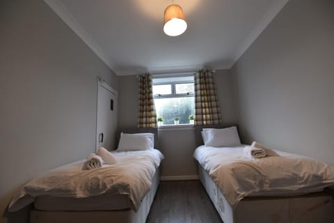 Sighthill 3 Bedrooms with Private Garden Villa in Edinburgh