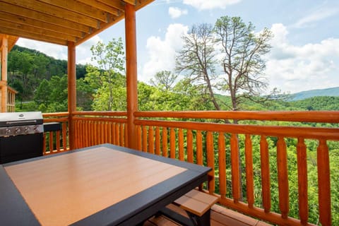 The Blissful Bear Lodge House in Sevier County