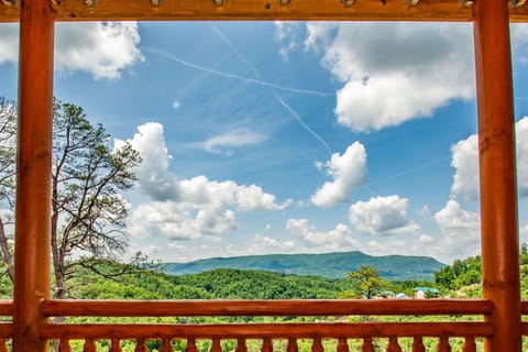 The Blissful Bear Lodge House in Sevier County