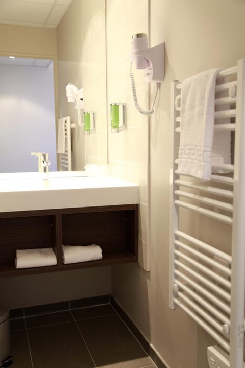 Bathroom, hair dryier, heating, towels