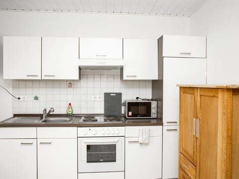 Kitchen or kitchenette, minibar