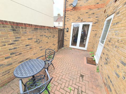 Friars Walk houses with 2 bedrooms, 2 bathrooms, fast Wi-Fi and private parking Maison in Sittingbourne