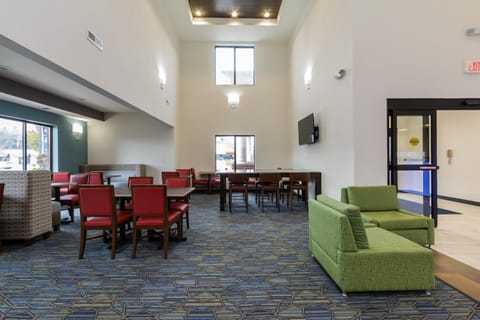 Holiday Inn Express & Suites - South Bend - Notre Dame Univ. Hotel in Roseland
