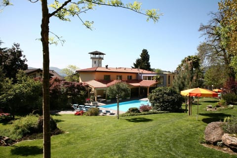 Spring, Day, Garden, On site, Pool view, Swimming pool