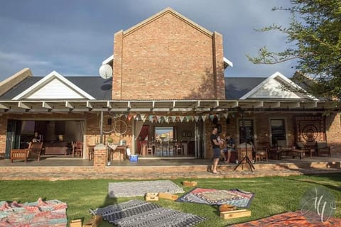 Property building, Spring, Day, People, Garden, Garden view, group of guests