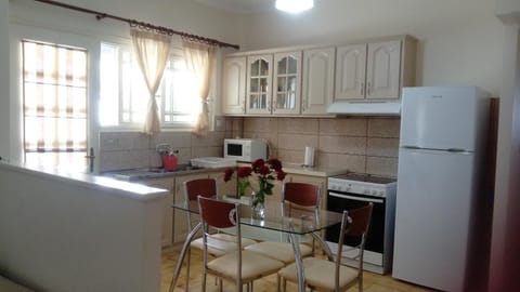 Kitchen or kitchenette, Dining area, minibar, stove