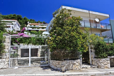 Facade/entrance, Decorative detail, Street view