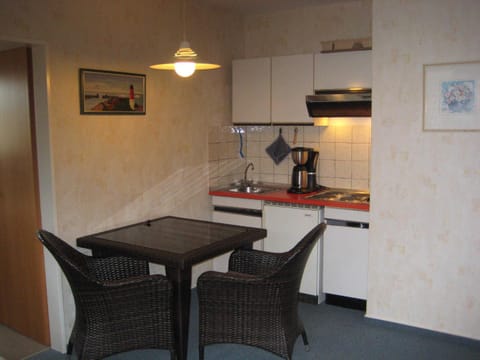 Kitchen or kitchenette, Photo of the whole room, Dining area