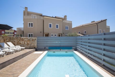 Day, Swimming pool