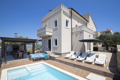 Property building, Day, Swimming pool, sunbed