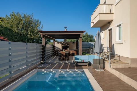 Property building, Patio, Balcony/Terrace, Swimming pool, sunbed