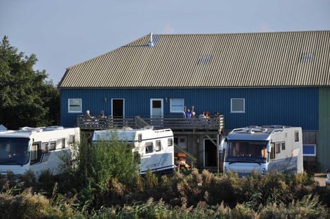 Ferienwohnungen im Womoland auf No Camping /
Complejo de autocaravanas in Nordstrand