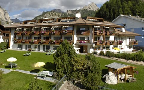 Facade/entrance, Bird's eye view, Garden, Garden view, Mountain view