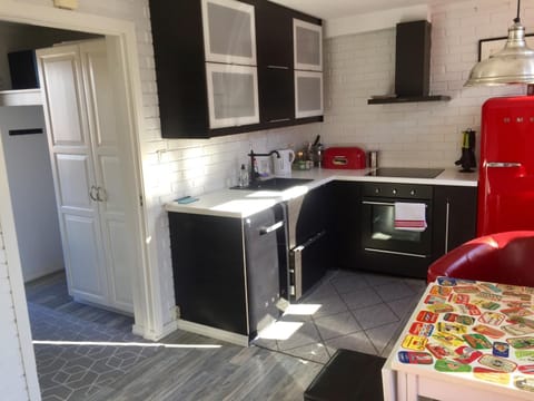 Kitchen or kitchenette, pet friendly, stove