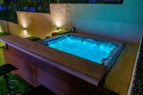 Hot Tub, Lounge or bar, Pool view