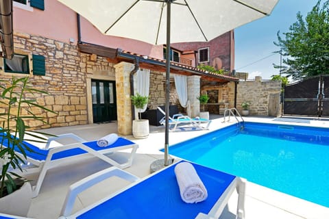 Property building, Patio, Day, Pool view, Swimming pool, sunbed