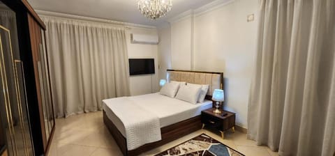 Modern Apartment in Sheraton Heliopolis, 5 minutes from Cairo Airport عمارة مطعم دجاج كنساس Apartment in Cairo Governorate