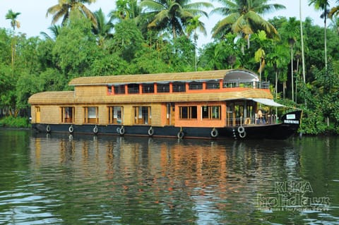 Kera Houseboats Alleppey Angelegtes Boot in Alappuzha
