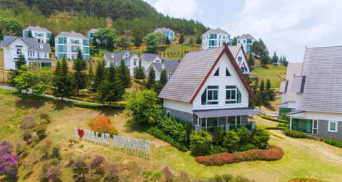 Property building, Neighbourhood, Natural landscape, Garden, Mountain view