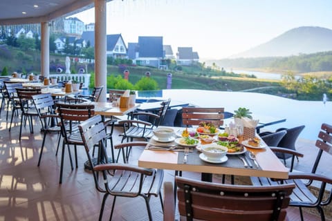 Restaurant/places to eat, Lake view, Mountain view, Breakfast