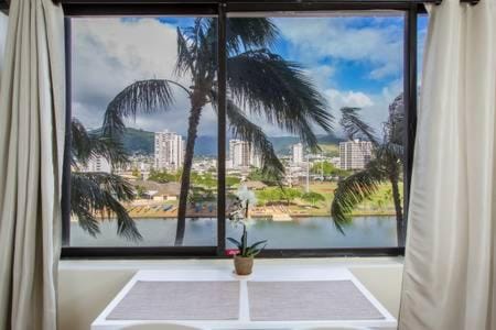 Hawaiian Monarch Upgraded Modern Studio Condominio in McCully-Moiliili