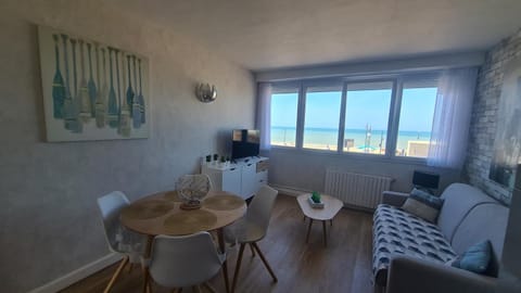 residence du bord de mer 9 appartements face a la mer Apartment in Normandy