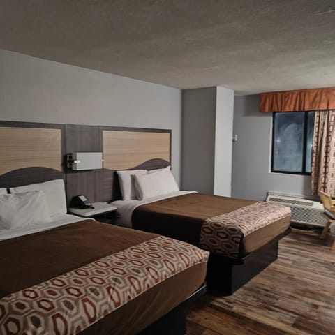 Mountain Vista Inn & Suites - Parkway Hotel in Pigeon Forge