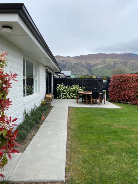 1 - Delightfully fresh, private home close to town Haus in Wanaka