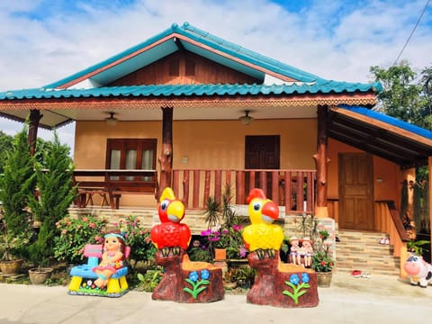 บ้านเรือนทอง House in Vientiane Province, Laos