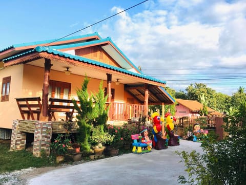 บ้านเรือนทอง House in Vientiane Province, Laos