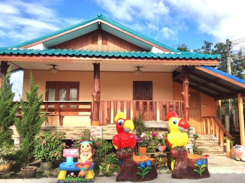 บ้านเรือนทอง House in Vientiane Province, Laos