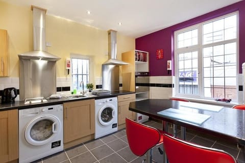 Emporium Apartments - Nottingham City Centre - Your own 7 Bedrooms Apartment with 3 Bathrooms and full Kitchen - "Cook as you would at Home" - opposite Victoria Centre Shopping Centre - Outdoor Parking for Cars or Vans at five pounds a day Condo in Nottingham