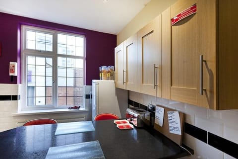 Emporium Apartments - Nottingham City Centre - Your own 7 Bedrooms Apartment with 3 Bathrooms and full Kitchen - "Cook as you would at Home" - opposite Victoria Centre Shopping Centre - Outdoor Parking for Cars or Vans at five pounds a day Condo in Nottingham