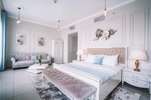 Two Continents Holiday Homes - Elegant Pearl of Marina Condo in Dubai