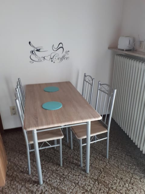 Photo of the whole room, Decorative detail, Dining area