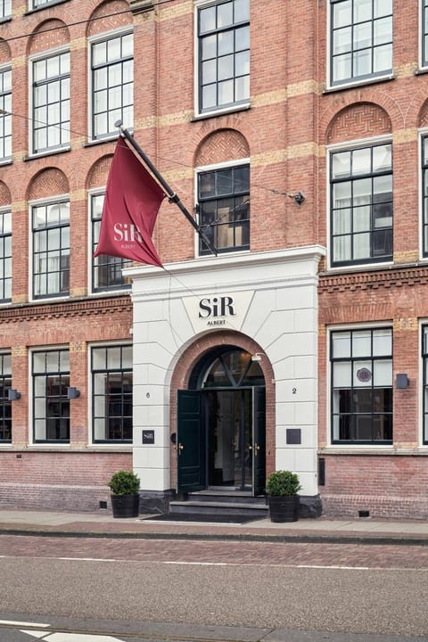 Facade/entrance