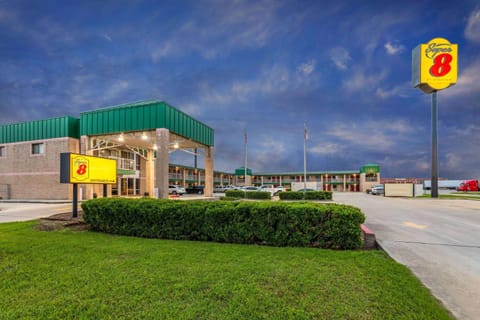 Super 8 by Wyndham Seguin Hotel in Seguin